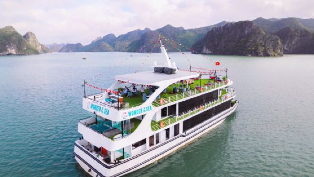 Excursión de un día en el Crucero 5 Estrellas Sky por la Bahía de Halong – Almuerzo buffet, visita a cuevas y fiesta al atardecer