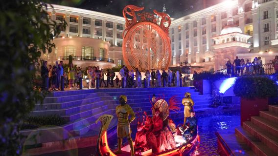 Spettacolo Notturno Side Land of Legends con Trasferimenti in Hotel Inclusi