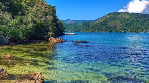 Passeio de lancha rápida compartilhado para 6 ilhas e praias intocadas em Paraty