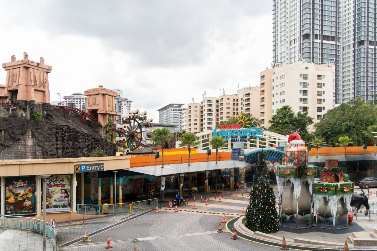 Sunway Lagoon Tour: Admission Ticket & 2-Way Transfer - Private Tour Option