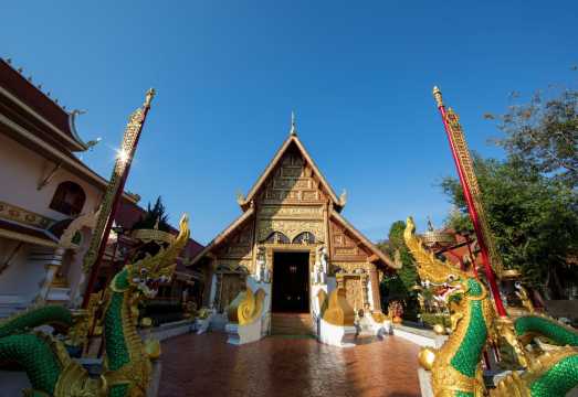 Chiang Mai Walking Tour: Wat Chiang Man + Three Kings Monument + Watchediluang Varaviharn