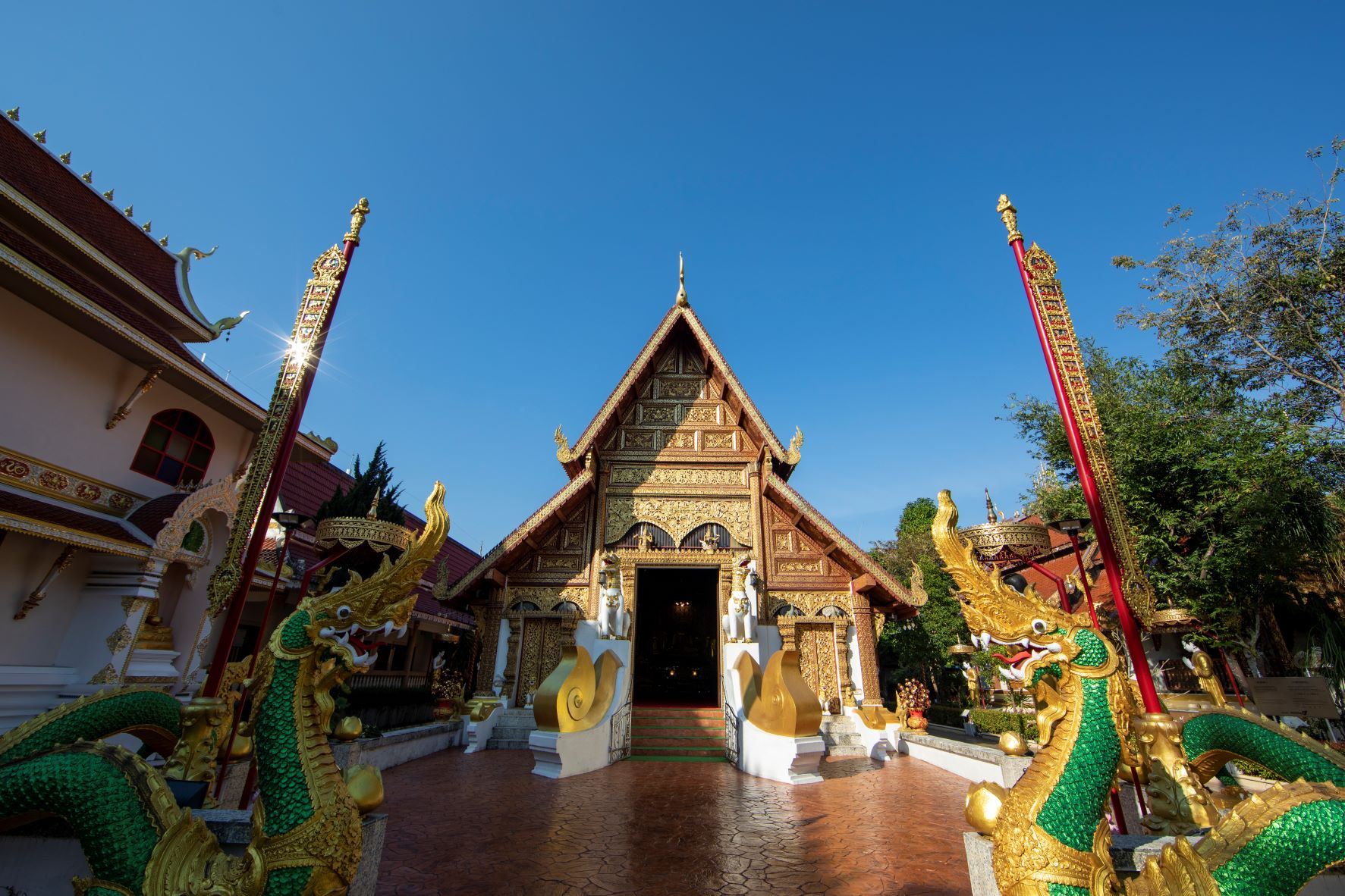 Chiang Mai Walking Tour: Wat Chiang Man + Three Kings Monument + Watchediluang Varaviharn