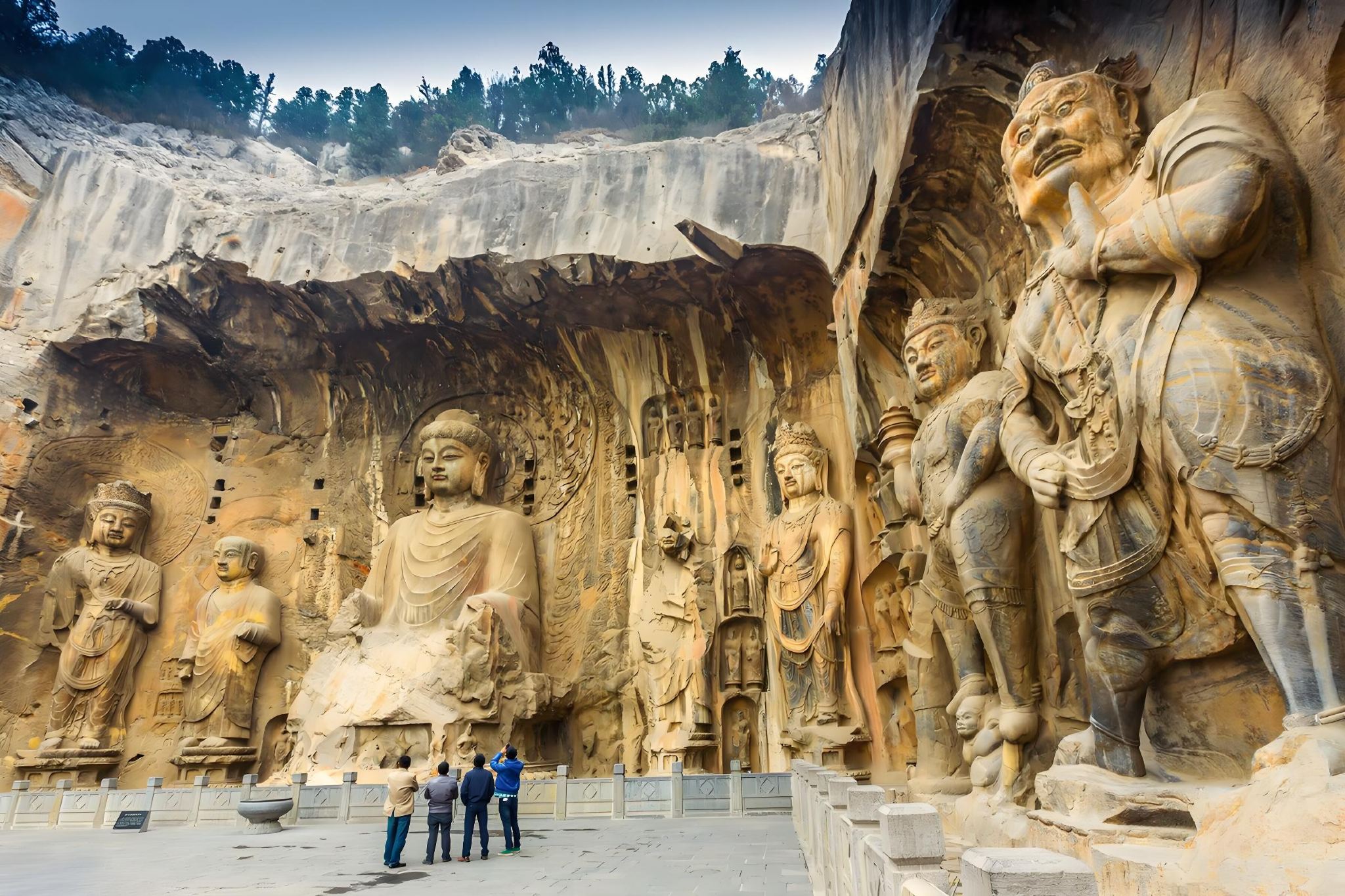 Luoyang, Henan: Sehenswürdigkeiten, die man gesehen haben muss: Longmen-Grotten und Shaolin-Tempel – Tagestour für chinesischsprachige Gruppen