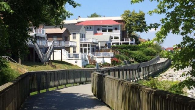 Chesapeake Beach: Guided Walking Tour to The Cliffs