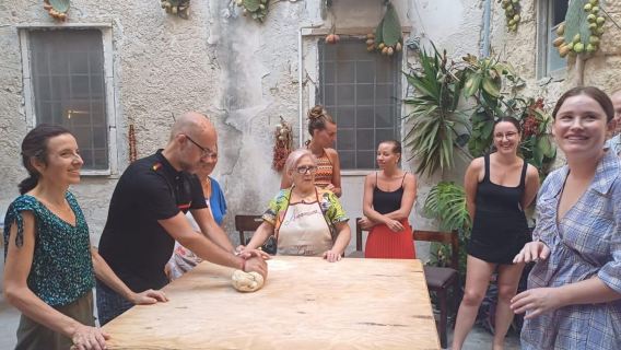 Lecce: Clase de elaboración de pasta en un patio del siglo XV con vino