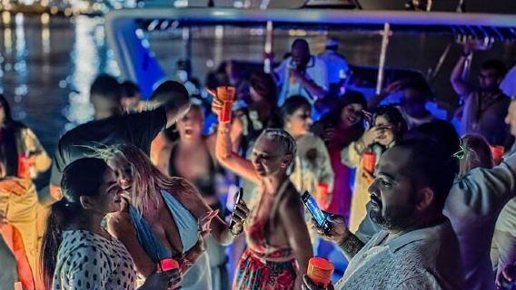 Festa in yacht di lusso a Dubai Marina con barbecue, open bar e DJ dal vivo