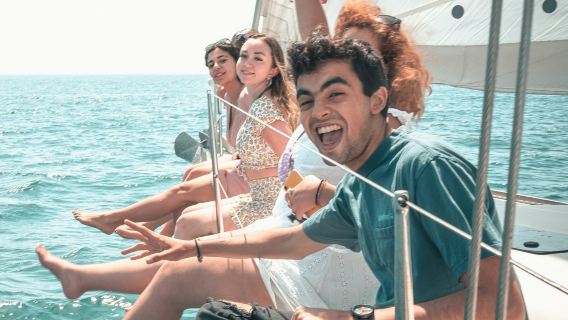 Barcelona: Kleine Gruppe Nachmittags- oder Sonnenuntergangs-Yachtsegeln