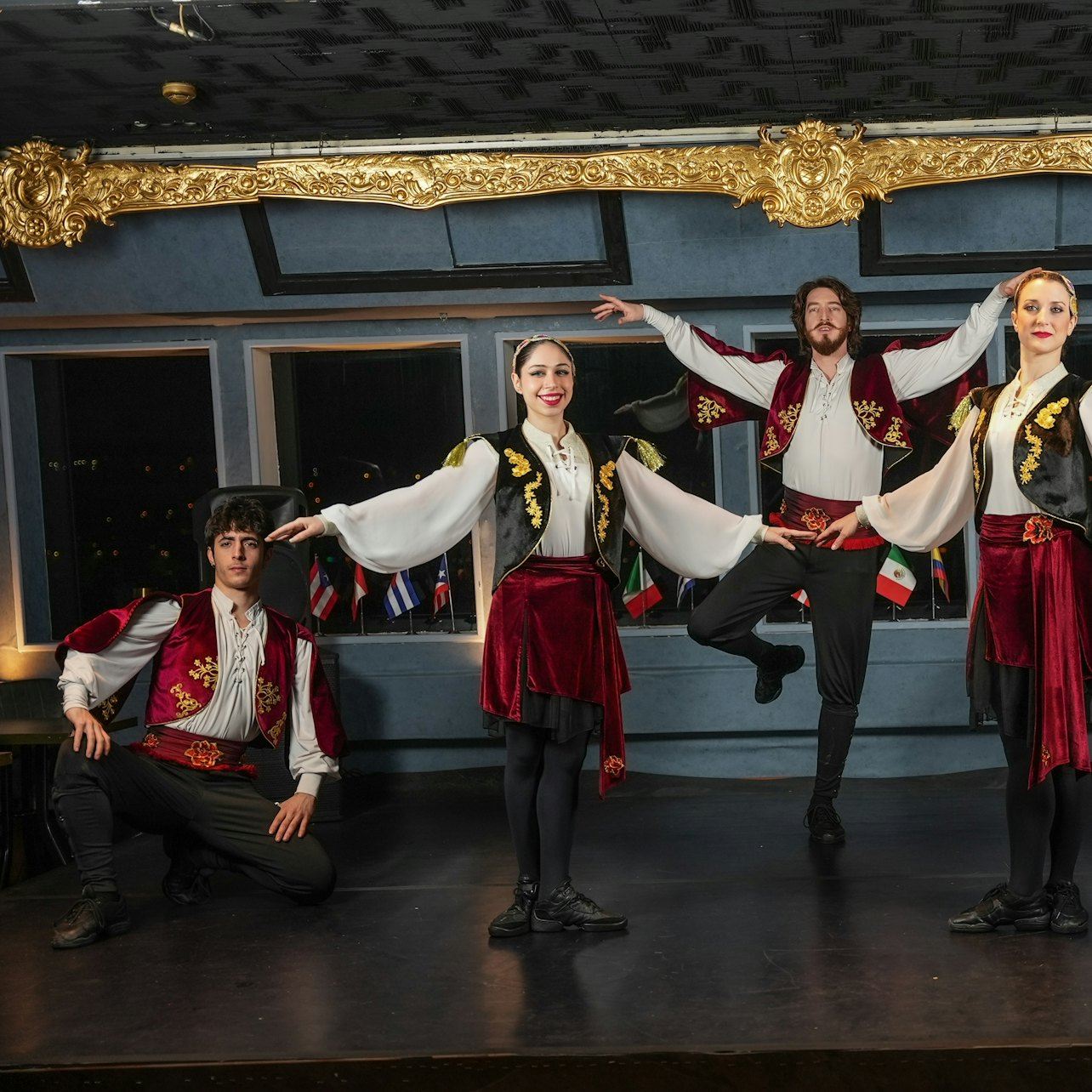 Istanbul : Croisière-dîner sur le Bosphore avec spectacles de danse turque et table privée