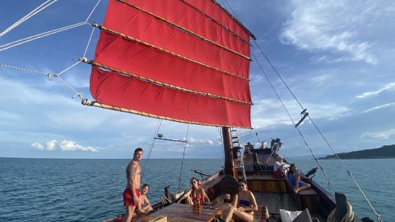 Hua Hin Sunset Pirate Junk Boat Cruise mit Thai-Buffet und Meeresaktivitäten