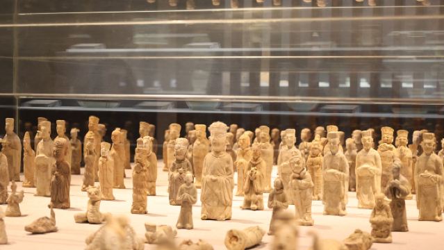 1-day tour to Jingdezhen Ceramic Museum, Sanbao Village, Sculpture Porcelain Factory, and Porcelain Palace · Optional female driver