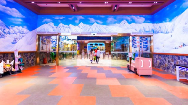 (Restaurant Xī) Petit-déjeuner buffet pour deux + Billets de ski illimités pour deux sur les pistes avancées + 1 bon pour une chambre supérieure au Canton Rongchuang Huajiantang · Yuexue