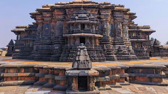 Depuis Bangalore : Excursion à la journée privatisée à Shravanabelagola, Belur et Halebidu