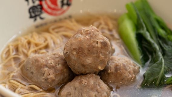 Zhenxing köttbullar | Grundat 1967 | Tillverkat i Hongkong | Håller fast vid naturliga råvaror | Inga smakförstärkare, artificiella färgämnen eller konserveringsmedel | Traditionell metod från Kowloon Walled City