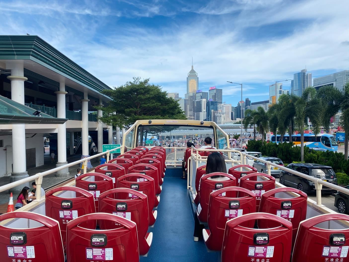 プラハBig bus乗り降り自由の観光バス【プラハのランドマーク建築/複数路線選択/無料Wi-Fi完備/豪華オープントップバス/自由に観光スポットを探索】