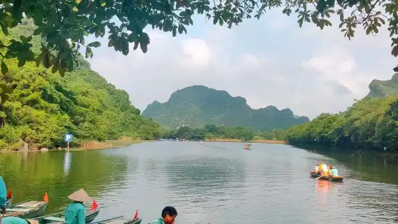 ニンビン 1 日ツアー: バイディン - チャンアン - ムア洞窟 (リムジン + ランチ + 英語ガイド)