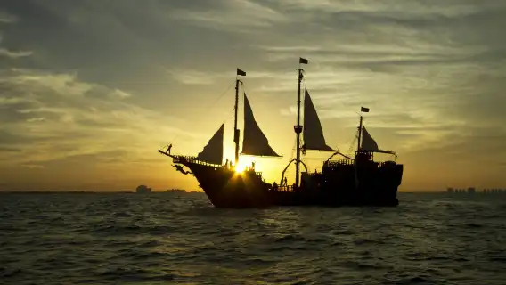 Cancún: Pirate Ship Party Cruise with Open Bar