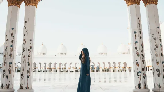pulang pergi perjalanan satu hari Kelompok Kecil Abu Dhabi dari Dubai [Termasuk Antar-Jemput ke Masjid dan Hotel Louvre]