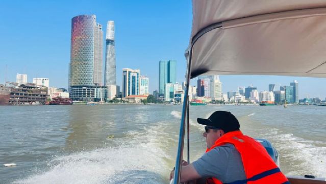 VIP-Tour von Ho-Chi-Minh zu den Tunneln von Cu Chi mit dem Schnellboot