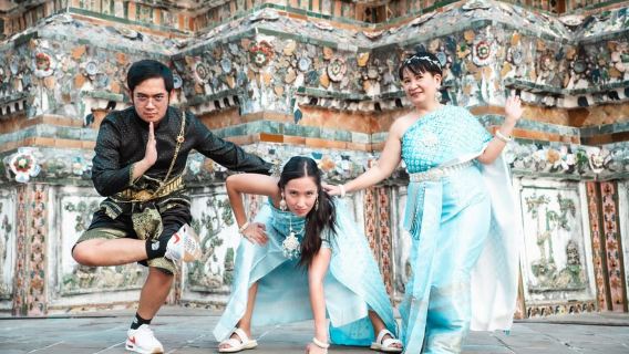 ช่างภาพชุดไทยที่วัดอรุณ/โพธิ์ ในกรุงเทพฯ