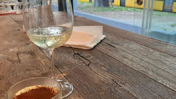 Kookles pizza en tiramisu met wijn in Milaan