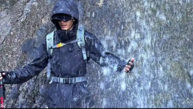 虎跳峽徒步【專業嚮導、含登山杖、純玩、網紅大陽台】一日遊