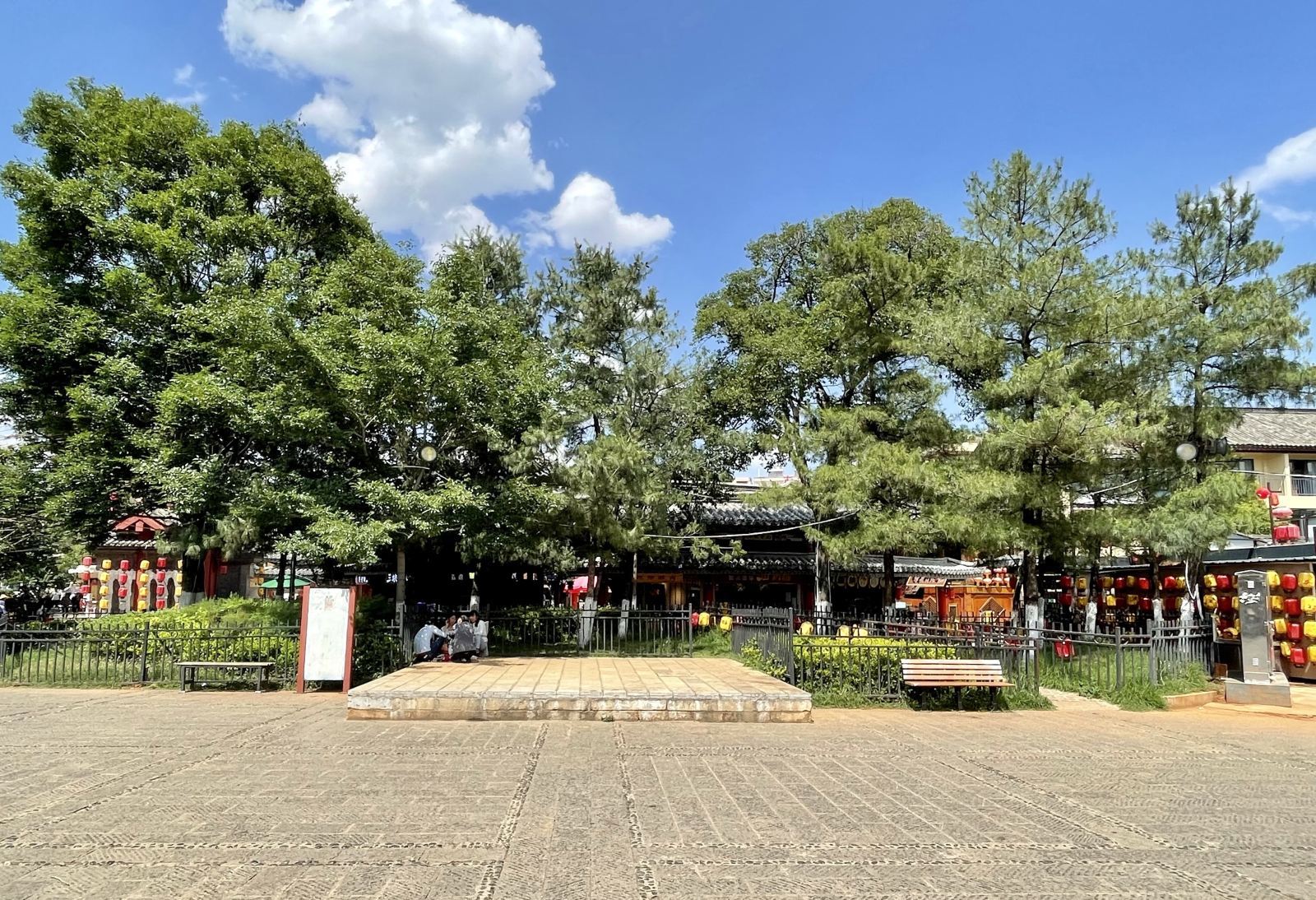 Kunming day tour [Guandu Famous Town + Old Street Kunming + Dounan Flower Market + Sea of Clouds and Flower Fields]