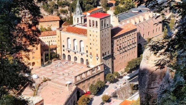 Barcelona pergi-balik: Lawatan sehari 10 jam dalam bahasa Cina ke Gunung Suci Montserrat + Sitges dengan sewaan peribadi