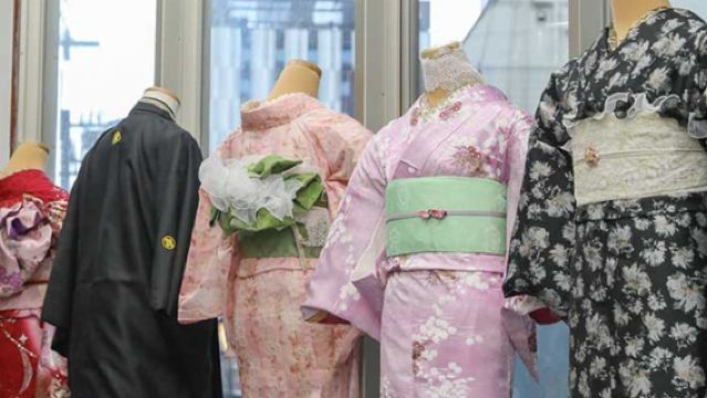Noleggio di kimono e yukata a Kyoto con trucco giapponese e servizio fotografico (Negozio principale Ookini Kiyomizu-dera)