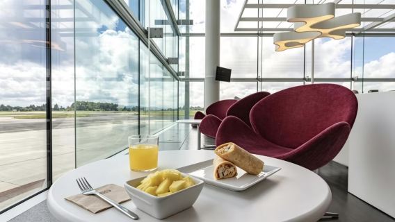 Kupon na korzystanie z salonu VIP w Porcie Lotniczym Santiago de Compostela|Salon VIP w porcie lotniczym SCQ|oczekiwanie na lot/przesiadka/posiłek|komfortowe podróże