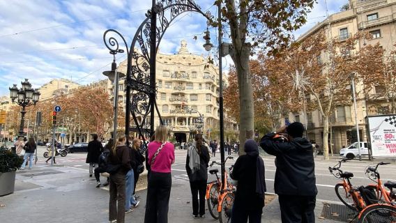 Barcelona Bike Tour Game: Gaudí Highlights & Photo Challenge