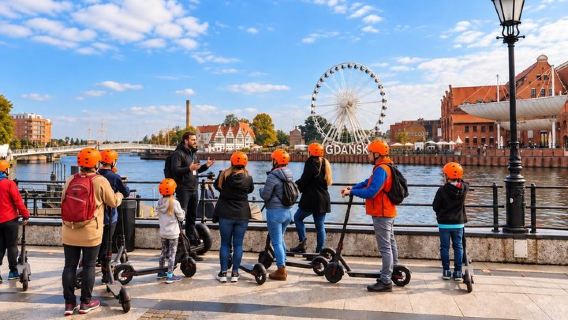 Gdansk: Tour en patinete eléctrico guiado por el Casco Antiguo y el Astillero (1.5h o 3.5h)