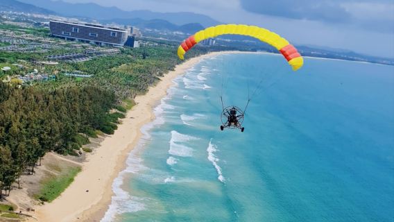 Gleitschirmfliegen-Erlebnis im Sanya Haitang Bay Red Forest Motorschirmfliegen Camp [360-Grad-Meerblickflug + kostenloser Transfer + Familienflugoption]