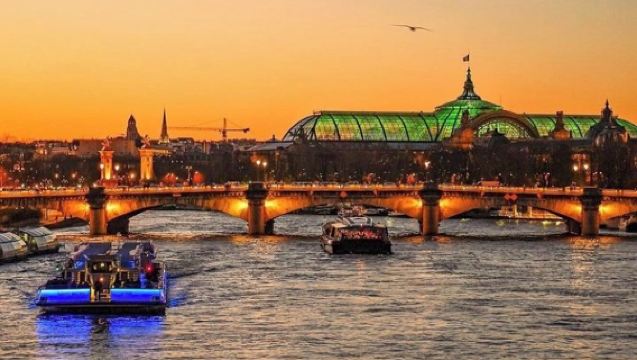 1-hour sightseeing cruise ticket with audio guide for bateaux mouches cruise in Paris