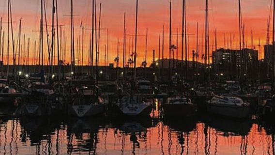 Barcelona: 2-Hr Sunset Sailing Trip with Drinks & Snacks