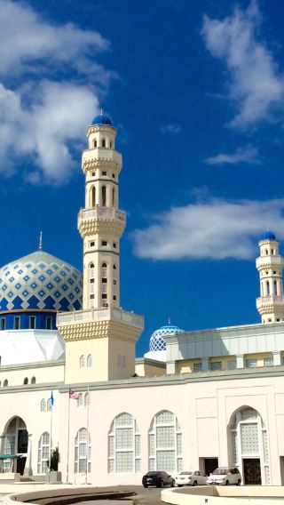 Kota Kinabalu Half-Day Tour: Tanjung Aru Beach + City Mosque + Tun Mustapha Tower