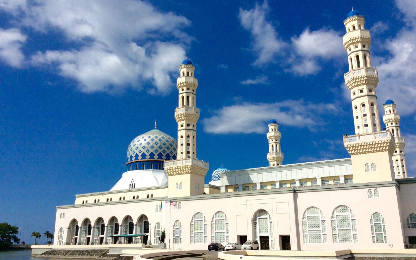Tur setengah hari ke Masjid Pink Universitas Sabah + Masjid Terapung Kota Kinabalu + Gedung Tun Mustapha.