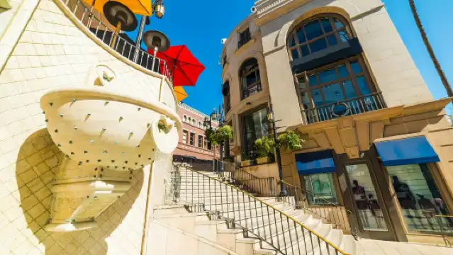 Beverly Hills audio-guide walking tour with live GPS map