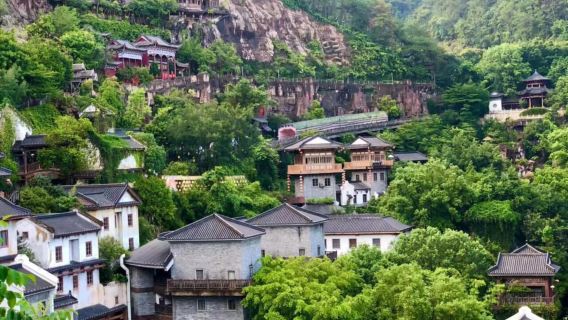 excursión de un día al lugar turístico de la ciudad Hakka de Meizhou Ke Tianxia + Wuzhishi + Templo Shilin (Servicio en inglés disponible)