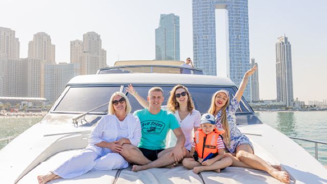 Дубай: роскошная яхта, 2/3 часа, групповой тур с барбекю и безалкогольными напитками (закат/вечеринка/катание на гидроцикле — необязательно)