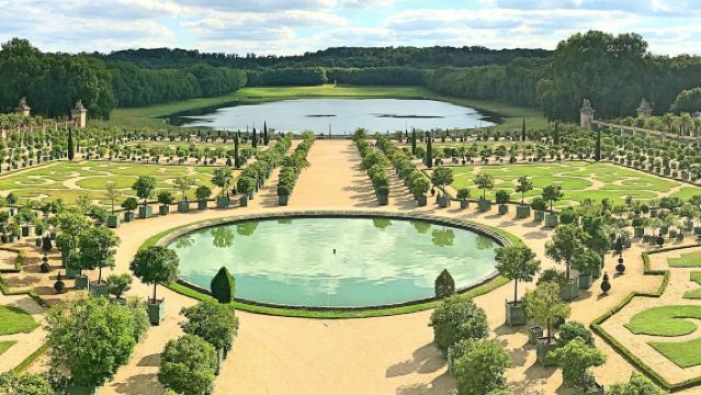 Palace of Versailles & Gardens: Guided Tour + Transport