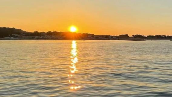 Palermo: Tour privato in barca a vela al tramonto + cena + vino