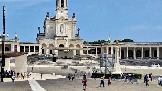 [Kleine englischsprachige Gruppe in Lissabon] : Tagesausflug nach Fátima, Batalha, Nazaré und Óbidos