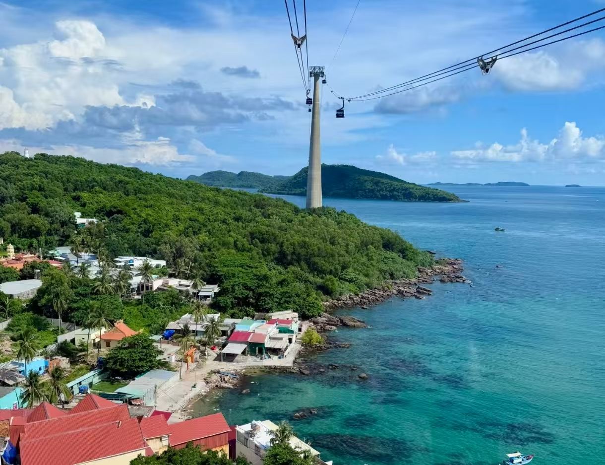 Phu Quoc Island Ho Quoc Temple + Coconut Prison + Starfish Beach + Thom Island Cable Car + Water Park 1-day Tour