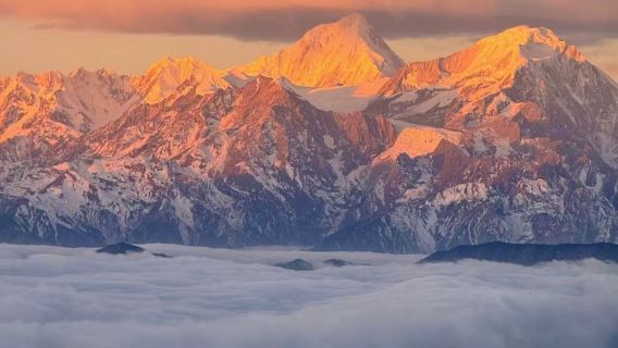 Departing from Chengdu - Cloud Sea Viewing at Niubei Mountain|Chasing sunsets|Starry Night Healing: A 1-Day Private Charter Tour