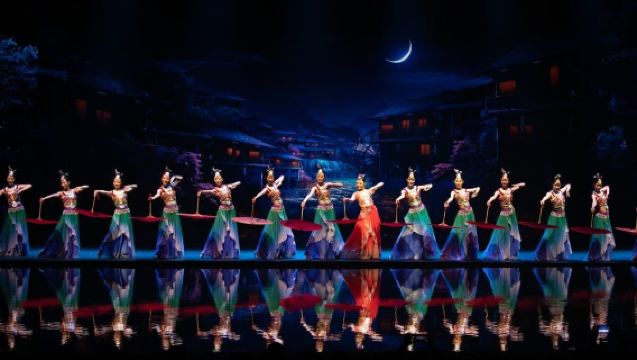 Eintrittskarte für die Vorstellung "Zhangjiajie - Die Legende der Ewigkeit" (360° Surround-Sound + ganztägige Open-Air-Aufführungen + Wuling-Feenwelt + immersives Erlebnis der Volksbräuche in West-Hunan)