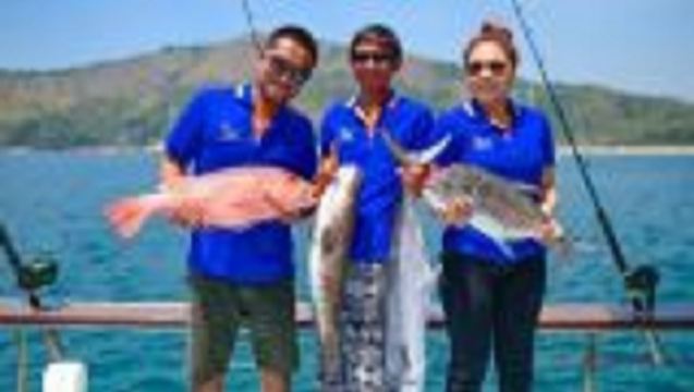 Tour di un giorno a Phuket e alle isole Racha con pesca in barca condivisa | Guida professionale + attrezzatura completa | Snorkeling + pranzo | Trasferimento dall'hotel