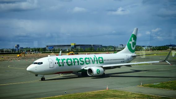 AMS Hollanda Amsterdam Schiphol Havalimanı Dinlenme Salonu VIP Oda Aktarma Dinlenme Havalimanı Yemek