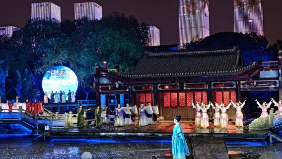 Trường Sa Cù lao Quýt Tử màn trình diễn không thể bỏ qua: Biểu diễn thực cảnh "Tuyết Chiều Sông Trời" , trải nghiệm đắm chìm màn trình diễn ánh sáng ấn tượng + bước vào câu chuyện Hồ Tương ngàn năm · Tương tác đối thơ cùng NPC