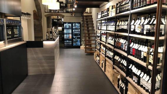Cortona: Wine tasting with Tuscan specialties in a local wine shop