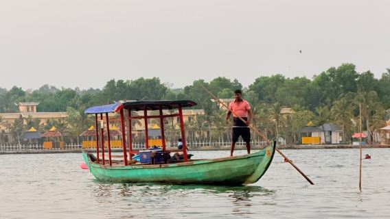 Varkala: Kayaking, Country Boat & Speedboat Ride at Munroe